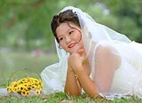 A happy bride in Chinese Garden, Singapore